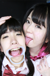 顔面舐め調教レズ みお&かりん
