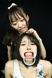 顔面いじりレズ 歯舐