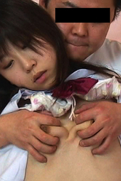ホテルに連れ込まれた女子校生の乳を後ろから・・・